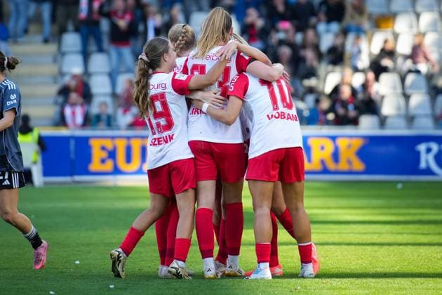 Soccer, Google Pixel Womens Bundesliga, Matchday 6, 2025 2026, SC Freiburg vs Eintracht Frankfurt, Dreisamstadion, Freiburg, Selina Vobian SC Freiburg, Women 10 Goal, Goal celebration, Emotions, Goal shot, Joy, Cheering, Freiburg Dreisamstadion Baden Württemberg Germany Copyright: xFINLEYxMÖRCHx