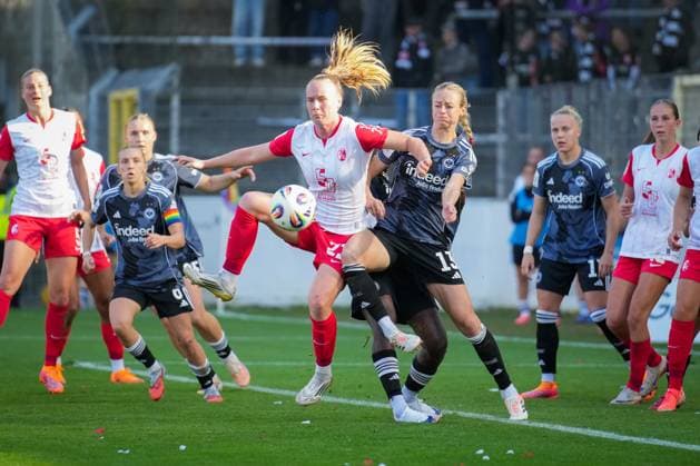 Soccer, Google Pixel Womens Bundesliga, Matchday 6, 2025 2026, SC Freiburg vs Eintracht Frankfurt, Dreisamstadion, Freiburg, Lisa Kolb SC Freiburg, Women 22 Amanda Llestedt Eintracht Frankfurt, 13 Freiburg Dreisamstadion Baden Württemberg Germany Copyright: xFINLEYxMÖRCHx
