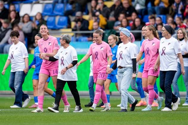 from left The players Lisa Doorn TSG, 14 , Laura Gloning TSG, 20 and Jamilla Sofia Rankin TSG, 5 run in with affected breast cancer patients instead of with run-in children for the action match day, run-in, in a special pink jersey for Pink October in Breast Cancer Awareness Month , to raise public awareness of prevention, research and treatment of breast cancer, Pink Ribbon, 12 10 2025, Sinsheim Hoffenheim Germany , Soccer, Google Pixel Womens Bundesliga, TSG 1899 Hoffenheim Bayer 04 Leverkusen, DFB DFL REGULATES PROHIBIT ANY USE OF PHOTOGRAPHS AS IMAGE SEQUENCES AND OR QUASI VIDEO xozx