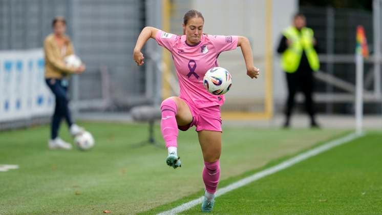 Jamilla Sofia Rankin TSG, 5 , on the ball, cropped, full body, single image, single photo, action, action, in a special pink jersey for Pink October in October Breast Cancer Awareness Month , to raise public awareness of the prevention, research and treatment of breast cancer, Pink ribbon, 12 10 2025, Sinsheim Hoffenheim Germany , Football, Google Pixel Womens Bundesliga, TSG 1899 Hoffenheim Bayer 04 Leverkusen, DFB DFL REGULATES PROHIBIT ANY USE OF PHOTOGRAPHS AS IMAGE SEQUENCES AND OR QUASI VIDEO xozx