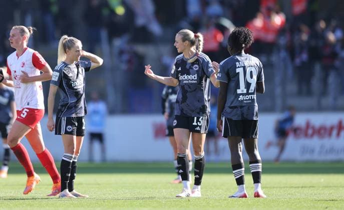 DEU, Freiburg, SC Freiburg vs Eintracht Frankfurt, Google Pixel Bundesliga, DFB, Dreisamstadion, 6 Spieltag, im Bild Disappointment and frustration about the game in Freiburg at Rebecka Blomqvist Eintracht Frankfurt 28 , Amanda Ilestedt Eintracht Frankfurt 13 and Nicole Anyomi Eintracht Frankfurt 19 DFB DFL REGULATIONS PROHIBIT ANY USE OF PHOTOGRAPHS AS IMAGE SEQUENCES AND OR QUASI VIDEO, 12 10 2025, Copyright: HMBxMedia HendrikxHamelau
