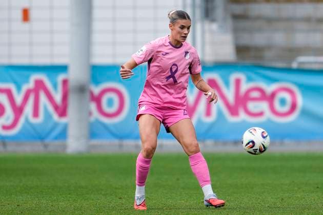 Selina Cerci TSG, 29 , on the ball, cropped, full body, single image, single photo, action, action, in a special pink jersey for Pink October during Breast Cancer Awareness Month in October to raise public awareness of the prevention, research and treatment of breast cancer, Pink ribbon, 12 10 2025, Sinsheim Hoffenheim Germany , Football, Google Pixel Womens Bundesliga, TSG 1899 Hoffenheim Bayer 04 Leverkusen, DFB DFL REGULATES PROHIBIT ANY USE OF PHOTOGRAPHS AS IMAGE SEQUENCES AND OR QUASI VIDEO xozx