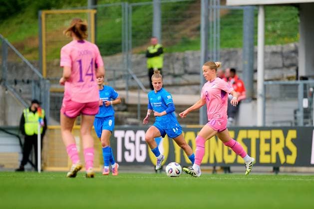 GPFBL: TSG Hoffenheim - Bayer 04 Leverkusen; 12.10.2025 Laura Gloning (20; TSG) und Kristin Kögel (11; B04) im Zweikampf um den Ball, Katharina Piljic (6; B04) im Hintergrund GPFBL: TSG Hoffenheim – Bayer 04 Leverkusen am 12.10.2025 im Dietmar-Hopp Stadion in Hoffenheim. Copyright: xBEAUTIFULxSPORTS Gelhardtx