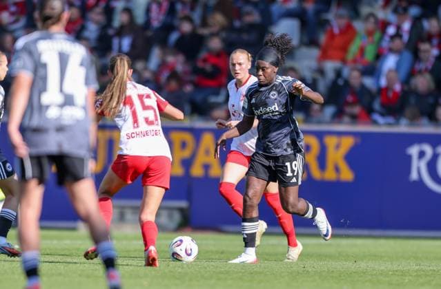 DEU, Freiburg, SC Freiburg vs Eintracht Frankfurt, Google Pixel Bundesliga, DFB, Dreisamstadion, 6 Spieltag, im Bild f l n r Maj Schneider SC Freiburg 15 , Nicole Anyomi Eintracht Frankfurt 19 DFB DFL REGULATIONS PROHIBIT ANY USE OF PHOTOGRAPHS AS IMAGE SEQUENCES AND OR QUASI VIDEO, 12 10 2025, Copyright: HMBxMedia HendrikxHamelau