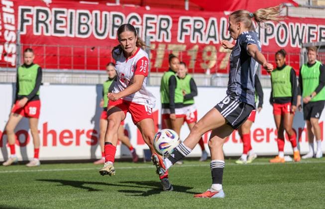 DEU, Freiburg, SC Freiburg vs Eintracht Frankfurt, Google Pixel Bundesliga, DFB, Dreisamstadion, 6 Spieltag, im Bild f l n r Nia Szenk SC Freiburg 19 , Elisa Senß Eintracht Frankfurt 6 DFB DFL REGULATIONS PROHIBIT ANY USE OF PHOTOGRAPHS AS IMAGE SEQUENCES AND OR QUASI VIDEO, 12 10 2025, Copyright: HMBxMedia HendrikxHamelau