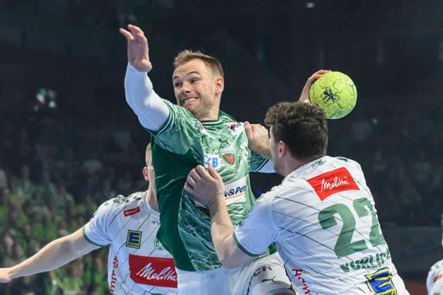 in the picture from l Mathias Gidsel Fuechse Berlin , Philipp Vorlicek GWD Minden , duel, action, fight, fights for the ball, GER, Berlin, Handball, Fuechse Berlin vs GWD Minden , DAIKIN Handball Bundesliga, in the Max Schmeling Halle, 12 10 2025, Copyright: HMBxMedia UwexKoch