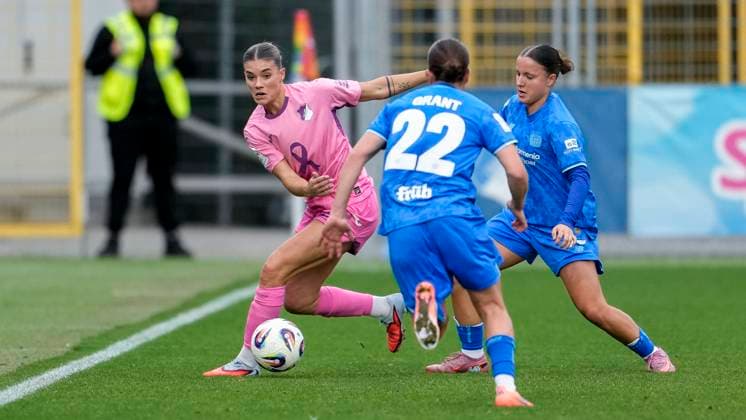 v li Selina Cerci TSG, 29 , Ruby Grant B04, 22 , Estrella Merino Gonzalez B04, 10 , duel, duel, tackle, tackling, dynamics, action, action, 12 10 2025, Sinsheim Hoffenheim Germany , Soccer, Google Pixel Women Bundesliga, TSG 1899 Hoffenheim Bayer 04 Leverkusen, DFB DFL REGULATIONS PROHIBIT ANY USE OF PHOTOGRAPHS AS IMAGE SEQUENCES AND OR QUASI VIDEO xozx