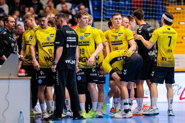 Team circle TVB Stuttgart GER, TBV Lemgo Lippe vs TVB Stuttgart, Handball, 1 Bundesliga, Matchday 8, Season 2025 2026, 12 10 2025 GER, TBV Lemgo Lippe vs TVB Stuttgart, Handball, 1 Bundesliga, Matchday 8, Season 2025 2026, 12 10 2025 Lemgo Copyright: xEibner-Pressefoto JanxRollingerx EP_JSK