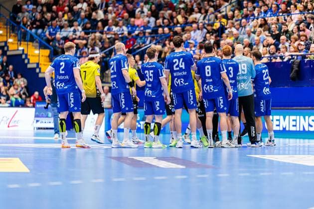 Welcome of the teams GER, TBV Lemgo Lippe vs TVB Stuttgart, Handball, 1 Bundesliga, Matchday 8, Season 2025 2026, 12 10 2025 GER, TBV Lemgo Lippe vs TVB Stuttgart, Handball, 1 Bundesliga, Matchday 8, Season 2025 2026, 12 10 2025 Lemgo Copyright: xEibner-Pressefoto JanxRollingerx EP_JSK