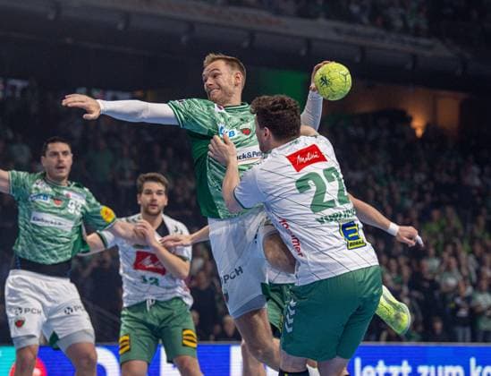 Handball, Men, Season 2025 2026, DAIKIN Handball Bundesliga 8 Matchday , Füchse Berlin TSV GWD Minden, f l Mathias Gidsel Füchse Berlin , Philipp Vorlicek Minden , 12 10 2025, Copyright: xSebastianxRäppold MatthiasxKochx