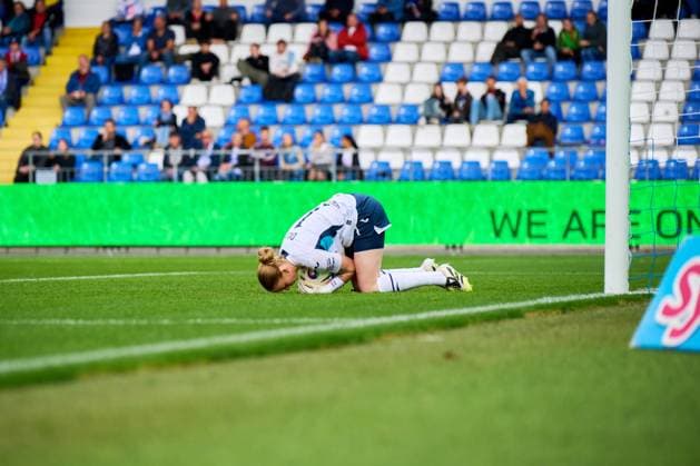 GPFBL: TSG Hoffenheim - Bayer 04 Leverkusen; 12.10.2025 Torwart Laura Dick (1; TSG) hält den Ball am Boden GPFBL: TSG Hoffenheim – Bayer 04 Leverkusen am 12.10.2025 im Dietmar-Hopp Stadion in Hoffenheim. Copyright: xBEAUTIFULxSPORTS Gelhardtx