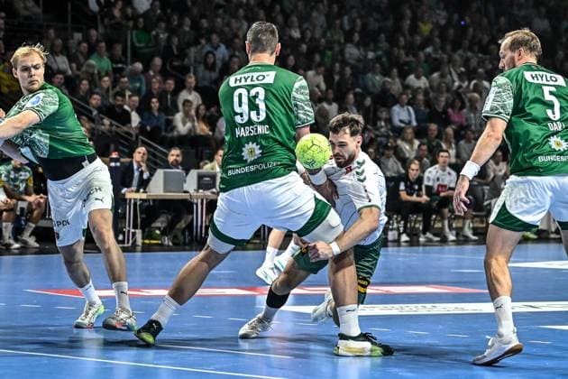 12 10 2025, xlakx, Handball Daikin HBL, Fuechse Berlin GWD Minden v l Mijajlo Marsenic Fuechse Berlin , Max Staar GWD Minden duel, duel, fight, tackle Berlin Daniel Lakomski