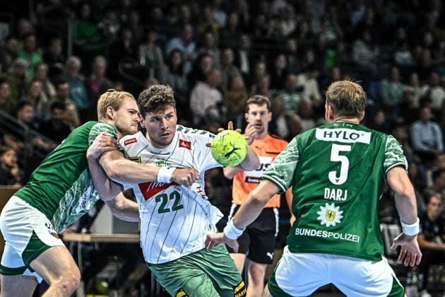 12 10 2025, xlakx, Handball Daikin HBL, Fuechse Berlin GWD Minden v l Matthes Langhoff Fuechse Berlin , Philipp Vorlicek GWD Minden , Max Darj Fuechse Berlin duel, duel, fight, tackle Berlin Daniel Lakomski