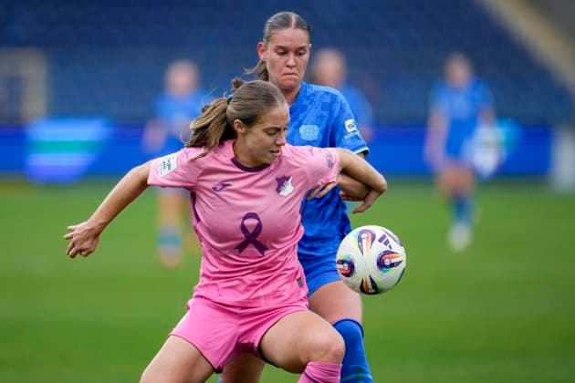 v li Jamilla Sofia Rankin TSG, 5 , Valentina Mädl B04, 17 , duel, duel, tackle, tackling, dynamics, action, action, in a special pink jersey for Pink October in Breast Cancer Awareness Month October to raise public awareness of prevention, research and treatment of breast cancer, Pink Ribbon, 12 10 2025, Sinsheim Hoffenheim Germany , Soccer, Google Pixel Womens Bundesliga, TSG 1899 Hoffenheim Bayer 04 Leverkusen, DFB DFL REGULATES PROHIBIT ANY USE OF PHOTOGRAPHS AS IMAGE SEQUENCES AND OR QUASI VIDEO xozx
