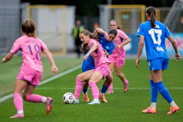 v li Jamilla Sofia Rankin TSG, 5 , Ruby Grant B04, 22 , duel, duel, tackle, tackling, dynamics, action, action, 12 10 2025, Sinsheim Hoffenheim Germany , Football, Google Pixel Women Bundesliga, TSG 1899 Hoffenheim Bayer 04 Leverkusen, DFB DFL REGULATIONS PROHIBIT ANY USE OF PHOTOGRAPHS AS IMAGE SEQUENCES AND OR QUASI VIDEO xozx