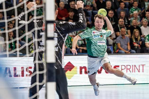 Berlin, 12 10 25, Handball Bundesliga, Fuechse Berlin GWD Minden, Matchday 8, Max Schmeling Halle Hakun West av Teigum Fuechse Berlin throws the ball on goal Fuechse Berlin GWD Minden