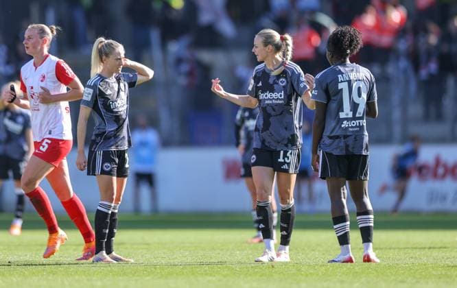 DEU, Freiburg, SC Freiburg vs Eintracht Frankfurt, Google Pixel Bundesliga, DFB, Dreisamstadion, 6 Spieltag, im Bild Disappointment and frustration about the game in Freiburg at Rebecka Blomqvist Eintracht Frankfurt 28 , Amanda Ilestedt Eintracht Frankfurt 13 and Nicole Anyomi Eintracht Frankfurt 19 DFB DFL REGULATIONS PROHIBIT ANY USE OF PHOTOGRAPHS AS IMAGE SEQUENCES AND OR QUASI VIDEO, 12 10 2025, Copyright: HMBxMedia HendrikxHamelau