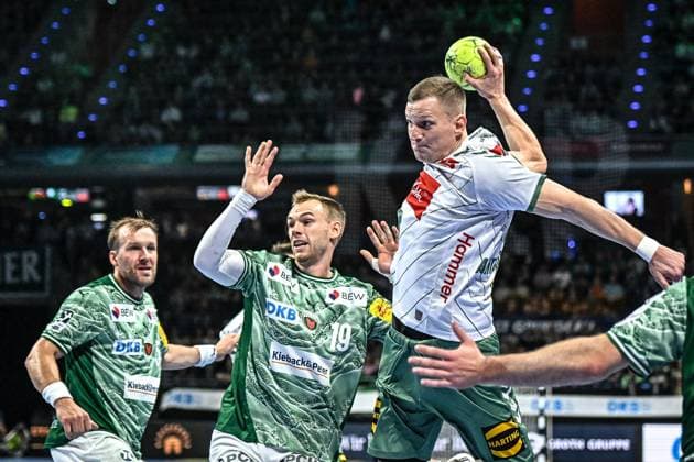 12 10 2025, xlakx, Handball Daikin HBL, Fuechse Berlin GWD Minden v l Max Darj Fuechse Berlin , Mathias Gidsel Fuechse Berlin , Karolis Antanavicius GWD Minden wirft Tor, Torschuetze, erzielt Tor, Treffer, scores the goal Berlin Daniel Lakomski