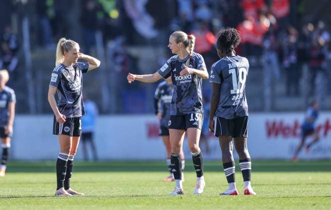 DEU, Freiburg, SC Freiburg vs Eintracht Frankfurt, Google Pixel Bundesliga, DFB, Dreisamstadion, 6 Spieltag, im Bild Disappointment and frustration about the game in Freiburg at Rebecka Blomqvist Eintracht Frankfurt 28 , Amanda Ilestedt Eintracht Frankfurt 13 and Nicole Anyomi Eintracht Frankfurt 19 DFB DFL REGULATIONS PROHIBIT ANY USE OF PHOTOGRAPHS AS IMAGE SEQUENCES AND OR QUASI VIDEO, 12 10 2025, Copyright: HMBxMedia HendrikxHamelau