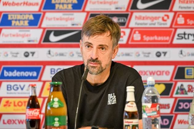 Niko Arnautis Eintracht Frankfurt, Head Coach at the post-match press conference GER, SC Freiburg Eintracht Frankfurt, Womens Football, Google Pixel Frauen Bundesliga, 6 Spieltag, Saison 2025 2026, 12 10 2025 DFB REGULATIONS PROHIBIT ANY USE OF PHOTOGRAPHS AS IMAGE SEQUENCES AND OR QUASI VIDEO GER, SC Freiburg Eintracht Frankfurt, Womens Football, Google Pixel Frauen Bundesliga, 6 Spieltag, Saison 2025 2026, 12 10 2025 Freiburg Copyright: xEibner-Pressefoto ThomasxHessx EP_THS