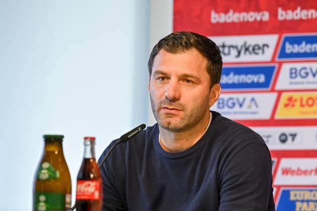 Edmond Kapllani SC Freiburg Women, Coach at the post-match press conference GER, SC Freiburg Eintracht Frankfurt, Women Football, Google Pixel Women Bundesliga, Matchday 6, Season 2025 2026, 12 10 2025 DFB REGULATES PROHIBIT ANY USE OF PHOTOGRAPHS AS IMAGE SEQUENCES AND OR QUASI VIDEO GER, SC Freiburg Eintracht Frankfurt, Women Football, Google Pixel Women Bundesliga, Matchday 6, Season 2025 2026, 12 10 2025 Freiburg Copyright: xEibner-Pressefoto ThomasxHessx EP_THS