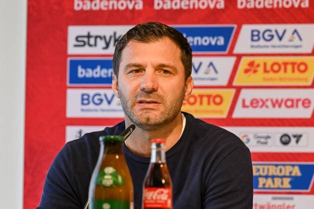 Edmond Kapllani SC Freiburg Women, Coach at the post-match press conference GER, SC Freiburg Eintracht Frankfurt, Women Football, Google Pixel Women Bundesliga, Matchday 6, Season 2025 2026, 12 10 2025 DFB REGULATES PROHIBIT ANY USE OF PHOTOGRAPHS AS IMAGE SEQUENCES AND OR QUASI VIDEO GER, SC Freiburg Eintracht Frankfurt, Women Football, Google Pixel Women Bundesliga, Matchday 6, Season 2025 2026, 12 10 2025 Freiburg Copyright: xEibner-Pressefoto ThomasxHessx EP_THS