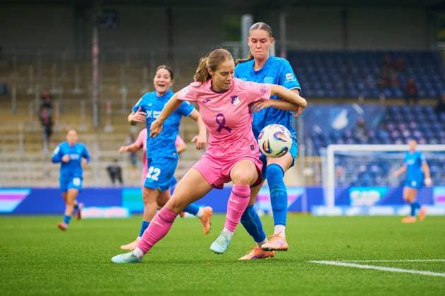 GPFBL: TSG Hoffenheim - Bayer 04 Leverkusen; 12.10.2025 Cornelia Kramer (23, Bayer 04 Leverkusen Frauen) im Zweikampf mit Jamilla Rankin (5; TSG) um den Ball GPFBL: TSG Hoffenheim – Bayer 04 Leverkusen am 12.10.2025 im Dietmar-Hopp Stadion in Hoffenheim. GPFBL: TSG Hoffenheim – Bayer 04 Leverkusen am 12.10.2025 im Dietmar-Hopp Stadion in Hoffenheim. Copyright: xBEAUTIFULxSPORTS Gelhardtx