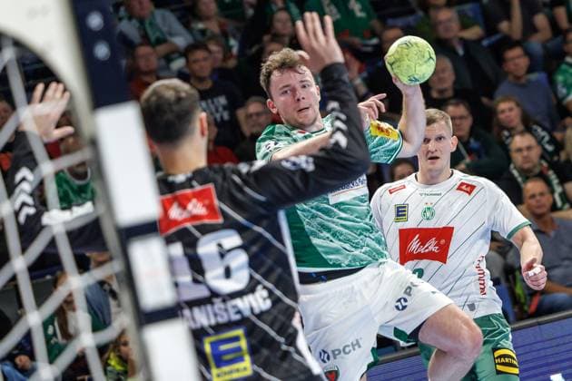 Berlin, 12 10 25, Handball Bundesliga, Fuechse Berlin GWD Minden, Matchday 8, Max Schmeling Halle Hakun West av Teigum Fuechse Berlin throws the ball on goal Fuechse Berlin GWD Minden