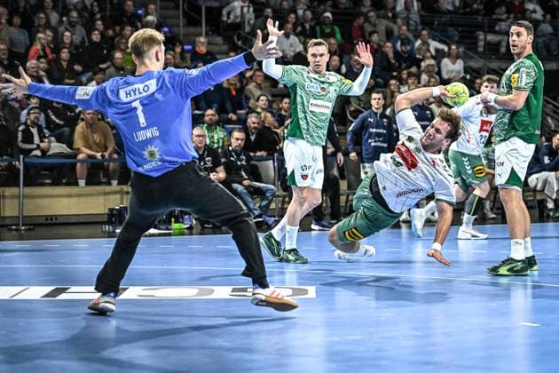 12 10 2025, xlakx, Handball Daikin HBL, Fuechse Berlin GWD Minden v l Lasse Ludwig Fuechse Berlin , Tom Bergner GWD Minden wirft Tor, Torschuetze, erzielt Tor, Treffer, scores the goal Berlin Daniel Lakomski