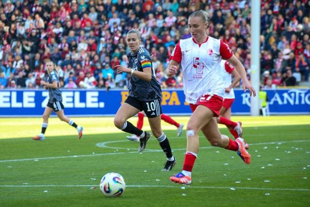 12 10 2025, xgrfx, Soccer Google Pixel Women Bundesliga, SC Freiburg Eintracht Frankfurt v l Laura Freigang Eintracht Frankfurt , Sophie Nachtigall SC Freiburg DFL DFB REGULATIONS PROHIBIT ANY USE OF PHOTOGRAPHS as IMAGE SEQUENCES and or QUASI VIDEO Freiburg