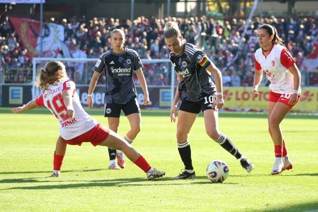 12 10 2025, xgrfx, Soccer Google Pixel Women Bundesliga, SC Freiburg Eintracht Frankfurt v l Nia Szenk SC Freiburg , Laura Freigang Eintracht Frankfurt , Leela Egli SC Freiburg DFL DFB REGULATIONS PROHIBIT ANY USE OF PHOTOGRAPHS as IMAGE SEQUENCES and or QUASI VIDEO Freiburg