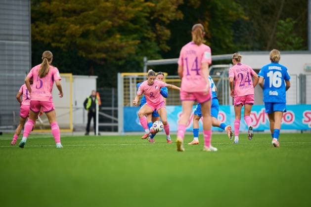 GPFBL: TSG Hoffenheim - Bayer 04 Leverkusen; 12.10.2025 Selina Cerci (29; TSG) im Zweikampf mit Estrella Merino Gonzalez (10; B04) und weiteren Spielerinnen GPFBL: TSG Hoffenheim – Bayer 04 Leverkusen am 12.10.2025 im Dietmar-Hopp Stadion in Hoffenheim. Copyright: xBEAUTIFULxSPORTS Gelhardtx