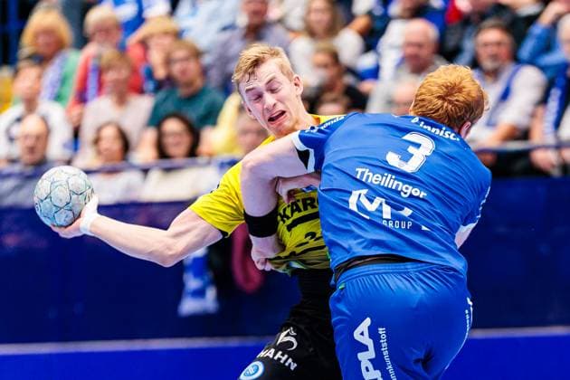 v l Torben Matzken TVB Stuttgart, 22 , Nicolai Theilinger TBV Lemgo Lippe, 03 in duel GER, TBV Lemgo Lippe vs TVB Stuttgart, Handball, 1 Bundesliga, Matchday 8, Season 2025 2026, 12 10 2025 GER, TBV Lemgo Lippe vs TVB Stuttgart, Handball, 1 Bundesliga, Matchday 8, Season 2025 2026, 12 10 2025 Lemgo Copyright: xEibner-Pressefoto JanxRollingerx EP_JSK