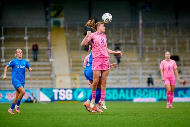 GPFBL: TSG Hoffenheim - Bayer 04 Leverkusen; 12.10.2025 Lisa Doorn (14; TSG) im Kopfballduell GPFBL: TSG Hoffenheim – Bayer 04 Leverkusen am 12.10.2025 im Dietmar-Hopp Stadion in Hoffenheim. GPFBL: TSG Hoffenheim – Bayer 04 Leverkusen am 12.10.2025 im Dietmar-Hopp Stadion in Hoffenheim. Copyright: xBEAUTIFULxSPORTS Gelhardtx