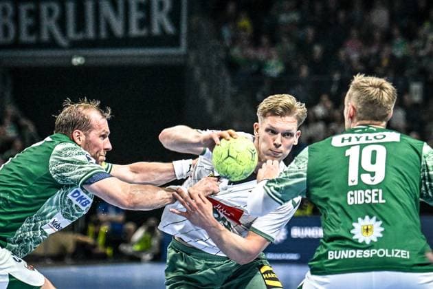 12 10 2025, xlakx, Handball Daikin HBL, Fuechse Berlin GWD Minden v l Max Darj Fuechse Berlin , Niclas Benedict Heitkamp GWD Minden , Mathias Gidsel Fuechse Berlin duel, duel, fight, tackle Berlin Daniel Lakomski