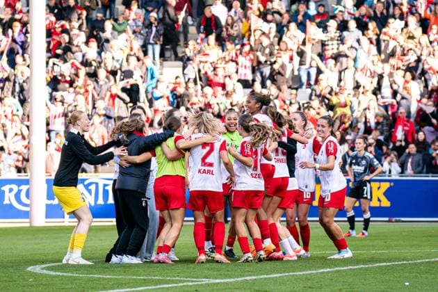 Freiburg im Breisgau, Germany, October 11th 2025 SC Freiburg celebrating after winning the Womens Bundesliga match between SC Freiburg and Eintracht Frankfurt at Dreisamstadion, Freiburg im Breisgau, Germany. (Priscila Bütler SPP) Copyright: xPriscilaxBütlerx xSPPx Sportspressphoto_SPR41431