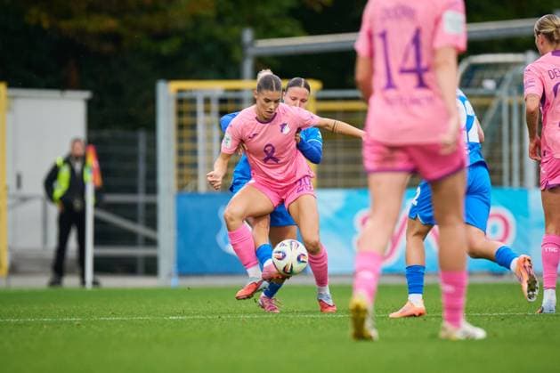 GPFBL: TSG Hoffenheim - Bayer 04 Leverkusen; 12.10.2025 Selina Cerci (29; TSG) im Zweikampf mit Estrella Merino Gonzalez (10; B04) um den Ball GPFBL: TSG Hoffenheim – Bayer 04 Leverkusen am 12.10.2025 im Dietmar-Hopp Stadion in Hoffenheim. Copyright: xBEAUTIFULxSPORTS Gelhardtx