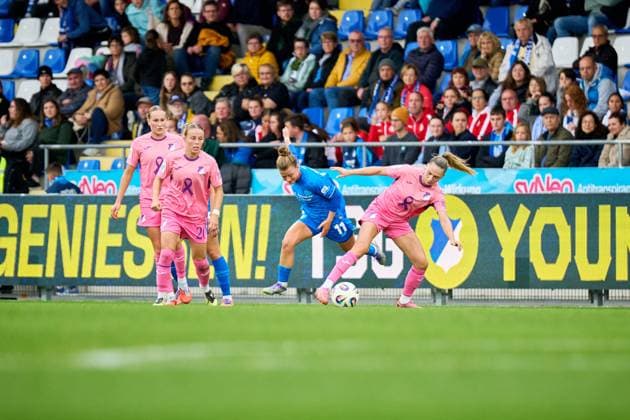 GPFBL: TSG Hoffenheim - Bayer 04 Leverkusen; 12.10.2025 Laura Gloning (20; TSG) und Jill Janssens (9; TSG) kämpfen um den Ball gegen Kristin Kögel (11; B04) GPFBL: TSG Hoffenheim – Bayer 04 Leverkusen am 12.10.2025 im Dietmar-Hopp Stadion in Hoffenheim. Copyright: xBEAUTIFULxSPORTS Gelhardtx