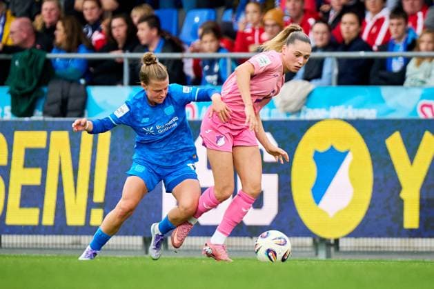 GPFBL: TSG Hoffenheim - Bayer 04 Leverkusen; 12.10.2025 Kristin Kögel (11; B04) im Zweikampf mit Jill Janssens (9; TSG) um den Ball GPFBL: TSG Hoffenheim – Bayer 04 Leverkusen am 12.10.2025 im Dietmar-Hopp Stadion in Hoffenheim. Copyright: xBEAUTIFULxSPORTS Gelhardtx