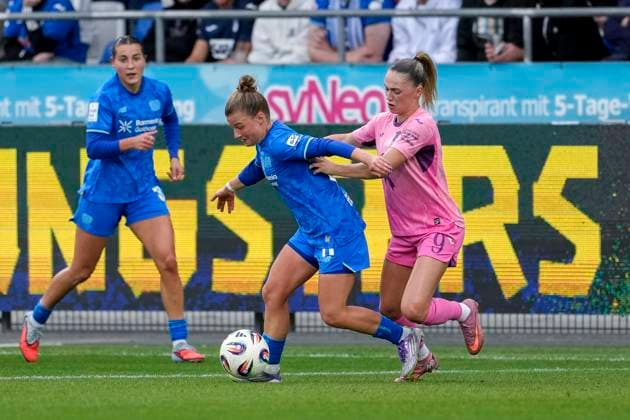 v li Kristin Kögel B04, 11 , Jill Janssens TSG, 9 , duel, duel, tackle, tackling, dynamics, action, action, 12 10 2025, Sinsheim Hoffenheim Germany , Football, Google Pixel Women Bundesliga, TSG 1899 Hoffenheim Bayer 04 Leverkusen, DFB DFL REGULATIONS PROHIBIT ANY USE OF PHOTOGRAPHS AS IMAGE SEQUENCES AND OR QUASI VIDEO xozx