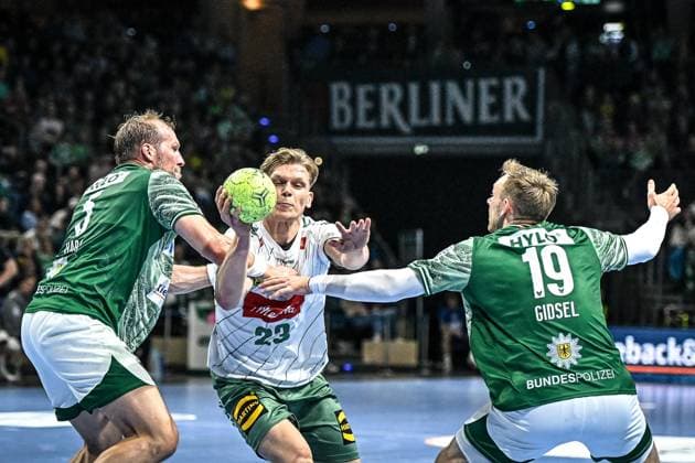 12 10 2025, xlakx, Handball Daikin HBL, Fuechse Berlin GWD Minden v l Max Darj Fuechse Berlin , Niclas Benedict Heitkamp GWD Minden , Mathias Gidsel Fuechse Berlin duel, duel, fight, tackle Berlin Daniel Lakomski