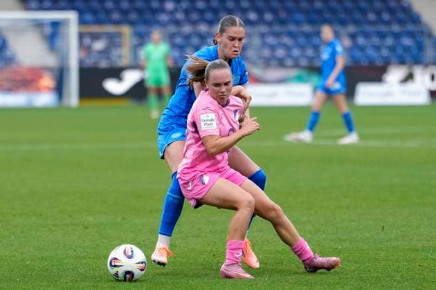 v li Valentina Mädl B04, 17 , Marie Steiner TSG, 19 , duel, duel, tackle, tackling, dynamics, action, action, 12 10 2025, Sinsheim Hoffenheim Germany , Football, Google Pixel Women Bundesliga, TSG 1899 Hoffenheim Bayer 04 Leverkusen, DFB DFL REGULATIONS PROHIBIT ANY USE OF PHOTOGRAPHS AS IMAGE SEQUENCES AND OR QUASI VIDEO xozx