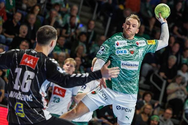 Berlin, 12 10 25, Handball Bundesliga, Fuechse Berlin GWD Minden, Matchday 8, Max Schmeling Halle Mathias Gidsel Fuechse Berlin throws the ball on goal Fuechse Berlin GWD Minden