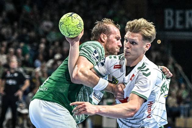 12 10 2025, xlakx, Handball Daikin HBL, Fuechse Berlin GWD Minden v l Max Darj Fuechse Berlin , Niclas Benedict Heitkamp GWD Minden duel, duel, fight, tackle Berlin Daniel Lakomski