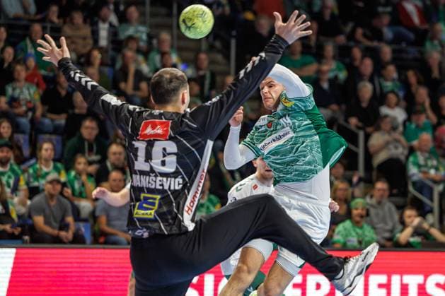 Berlin, 12 10 25, Handball Bundesliga, Fuechse Berlin GWD Minden, Matchday 8, Max Schmeling Halle Mathias Gidsel Fuechse Berlin throws the ball on goal Fuechse Berlin GWD Minden