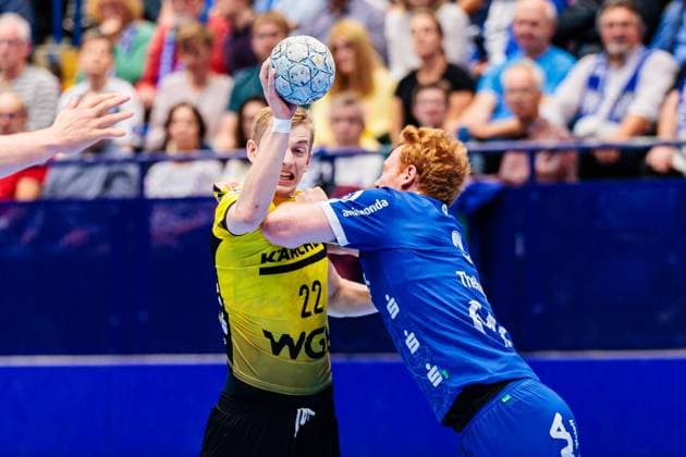 v l Torben Matzken TVB Stuttgart, 22 , Nicolai Theilinger TBV Lemgo Lippe, 03 in duel GER, TBV Lemgo Lippe vs TVB Stuttgart, Handball, 1 Bundesliga, Matchday 8, Season 2025 2026, 12 10 2025 GER, TBV Lemgo Lippe vs TVB Stuttgart, Handball, 1 Bundesliga, Matchday 8, Season 2025 2026, 12 10 2025 Lemgo Copyright: xEibner-Pressefoto JanxRollingerx EP_JSK