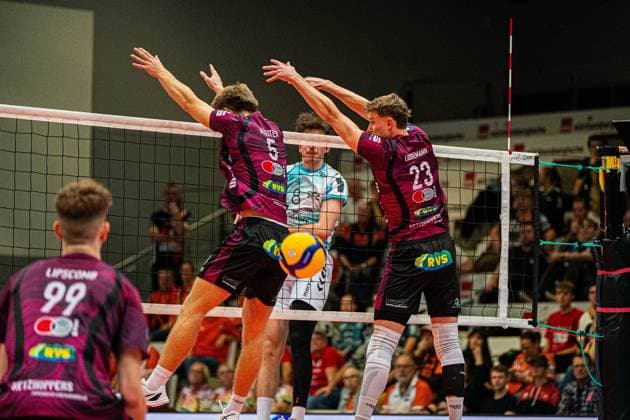 Volleyball I Men I Season 2025 2026 I Volleyball Bundesliga Ligacup I SWD powervolleys Düren Energiequelle Netzhoppers KW I 12 10 2025 Attack by Robin Baghdady 8, SWD Powervolleys Düren through the block of Ben Breiter 5, Energiequelle Netzhoppers KW and Florian Lüddemann 23, Energiequelle Netzhoppers KW Copyright: xLobeca Bjorn-OlexKehmx