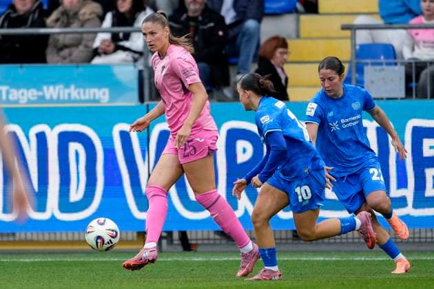 v li Melissa Kössler TSG, 25 , Estrella Merino Gonzalez B04, 10 , Ruby Grant B04, 22 , duel, duel, tackle, tackling, dynamics, action, action, 12 10 2025, Sinsheim Hoffenheim Germany , Soccer, Google Pixel Women Bundesliga, TSG 1899 Hoffenheim Bayer 04 Leverkusen, DFB DFL REGULATIONS PROHIBIT ANY USE OF PHOTOGRAPHS AS IMAGE SEQUENCES AND OR QUASI VIDEO xozx