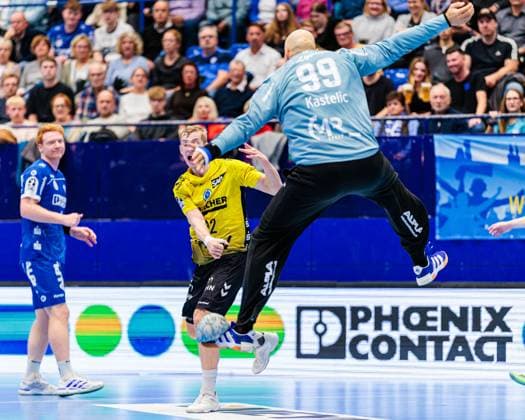 v l Torben Matzken TVB Stuttgart, 22 in goal throw, held by Urh Kastelic TBV Lemgo Lippe, 99 GER, TBV Lemgo Lippe vs TVB Stuttgart, Handball, 1 Bundesliga, Matchday 8, Season 2025 2026, 12 10 2025 GER, TBV Lemgo Lippe vs TVB Stuttgart, Handball, 1 Bundesliga, Matchday 8, Season 2025 2026, 12 10 2025 Lemgo Copyright: xEibner-Pressefoto JanxRollingerx EP_JSK
