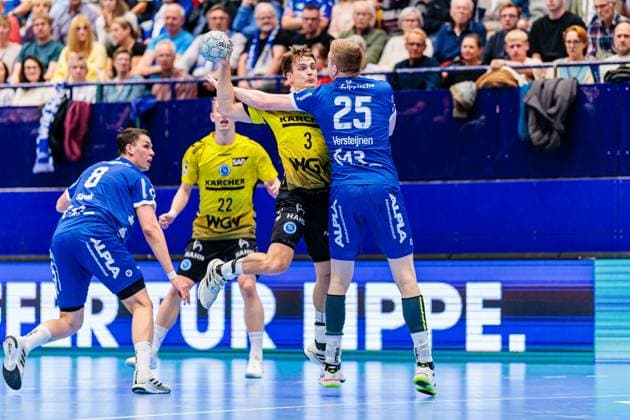 f l Max Haefner TVB Stuttgart, 03 , Niels Gerardus Versteijnen TBV Lemgo Lippe, 25 in duel GER, TBV Lemgo Lippe vs TVB Stuttgart, Handball, 1 Bundesliga, Matchday 8, Season 2025 2026, 12 10 2025 GER, TBV Lemgo Lippe vs TVB Stuttgart, Handball, 1 Bundesliga, Matchday 8, Season 2025 2026, 12 10 2025 Lemgo Copyright: xEibner-Pressefoto JanxRollingerx EP_JSK